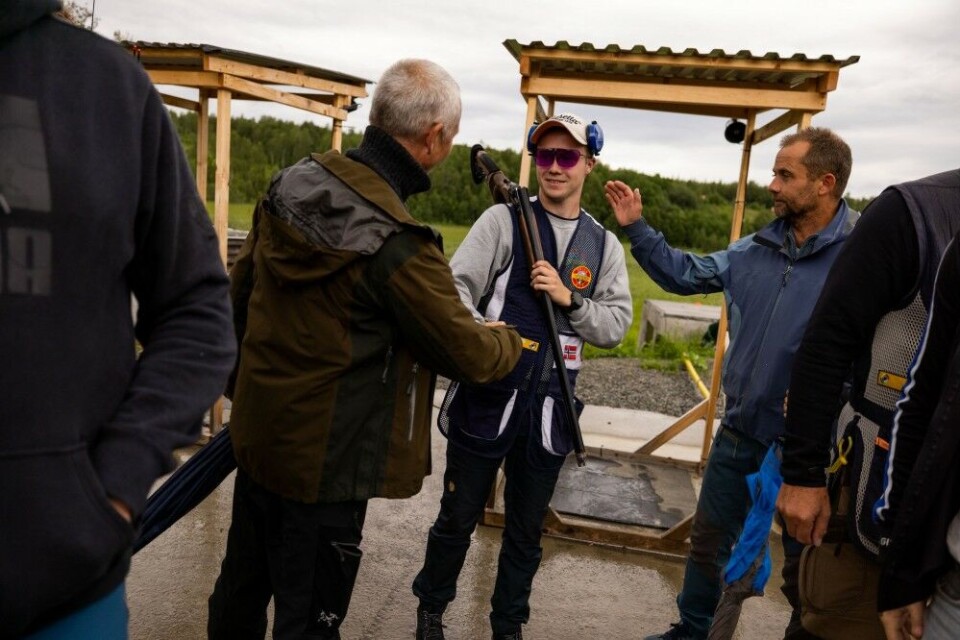 Martin Røsaker blir gratulert av skytterkamerater fra hjemtraktene. Om ikke de representerer samme klubb, så skyter de i samme miljø og på de samme banene. Martin Røsaker blir gratulert av skytterkamerater fra hjemtraktene. Om ikke de representerer samme klubb, så skyter de i samme miljø og på de samme banene.