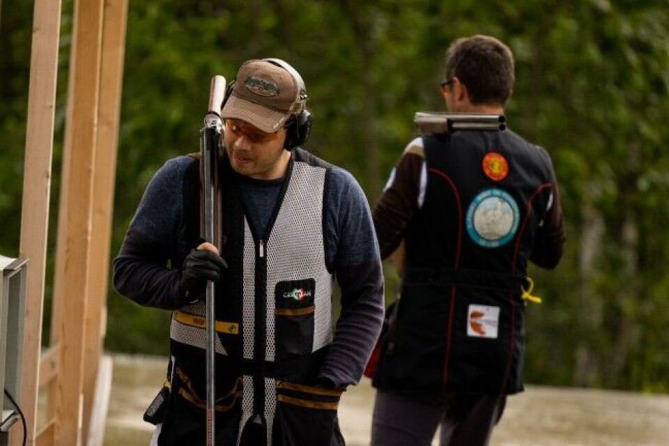 Knallhard duell til siste minutt, mellom Frode Rundhaug (Nordre Land JSK) og Johan Harstad (Gjemnes JFF). Knallhard duell til siste minutt, mellom Frode Rundhaug (Nordre Land JSK) og Johan Harstad (Gjemnes JFF).