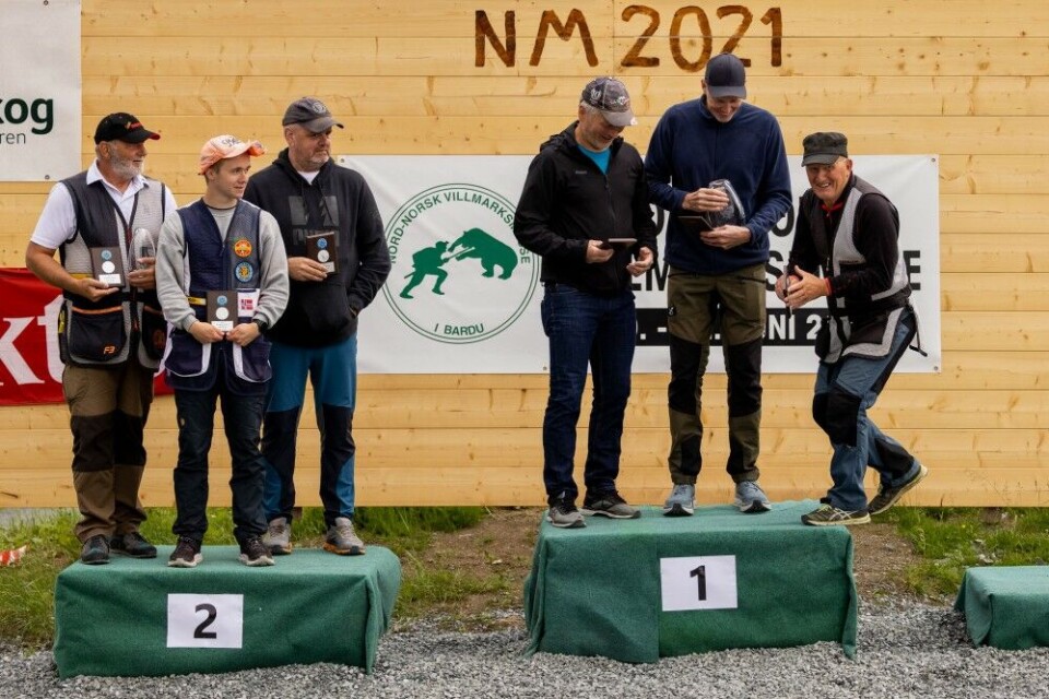 Det var andrelaget til Steinkjer, Steinkjer JFF 2, som gikk tok prisen for beste lag. Laget besto av Jo Terje Sagmo, Jonny Meier og Ola Hegge, mens A-laget endte på 3. plass fordi en av lagkameratene allerede hadde reist på ferie til Senja, så mindre spennende omskytingen mot besto av tre mot to skyttere.– Tredje- eller andreplass, det er ikke så farlig, gliser Meier og legger til at den lille klubben Steinkjer har bygd opp et godt skyttermiljø den siste tiden. Det var andrelaget til Steinkjer, Steinkjer JFF 2, som gikk tok prisen for beste lag. Laget besto av Jo Terje Sagmo, Jonny Meier og Ola Hegge, mens A-laget endte på 3. plass fordi en av lagkameratene allerede hadde reist på ferie til Senja, så mindre spennende omskytingen mot besto av tre mot to skyttere.– Tredje- eller andreplass, det er ikke så farlig, gliser Meier og legger til at den lille klubben Steinkjer har bygd opp et godt skyttermiljø den siste tiden.