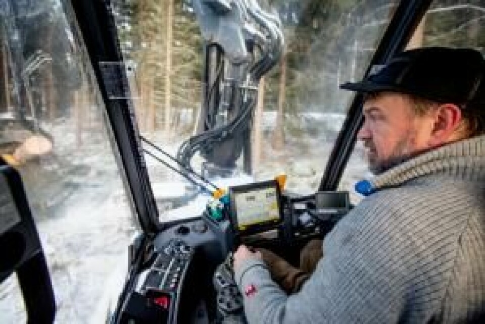 Å hogge og stelle i egen skog gir god følelse for Halvor Sveen. Han er en utpreget praktiker. Å hogge og stelle i egen skog gir god følelse for Halvor Sveen. Han er en utpreget praktiker.