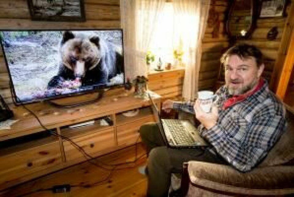 I tillegg til tett-på bjørneopptak fra norsk natur, har Sveen filmklipp han mener han er aleine i verden om å ha.