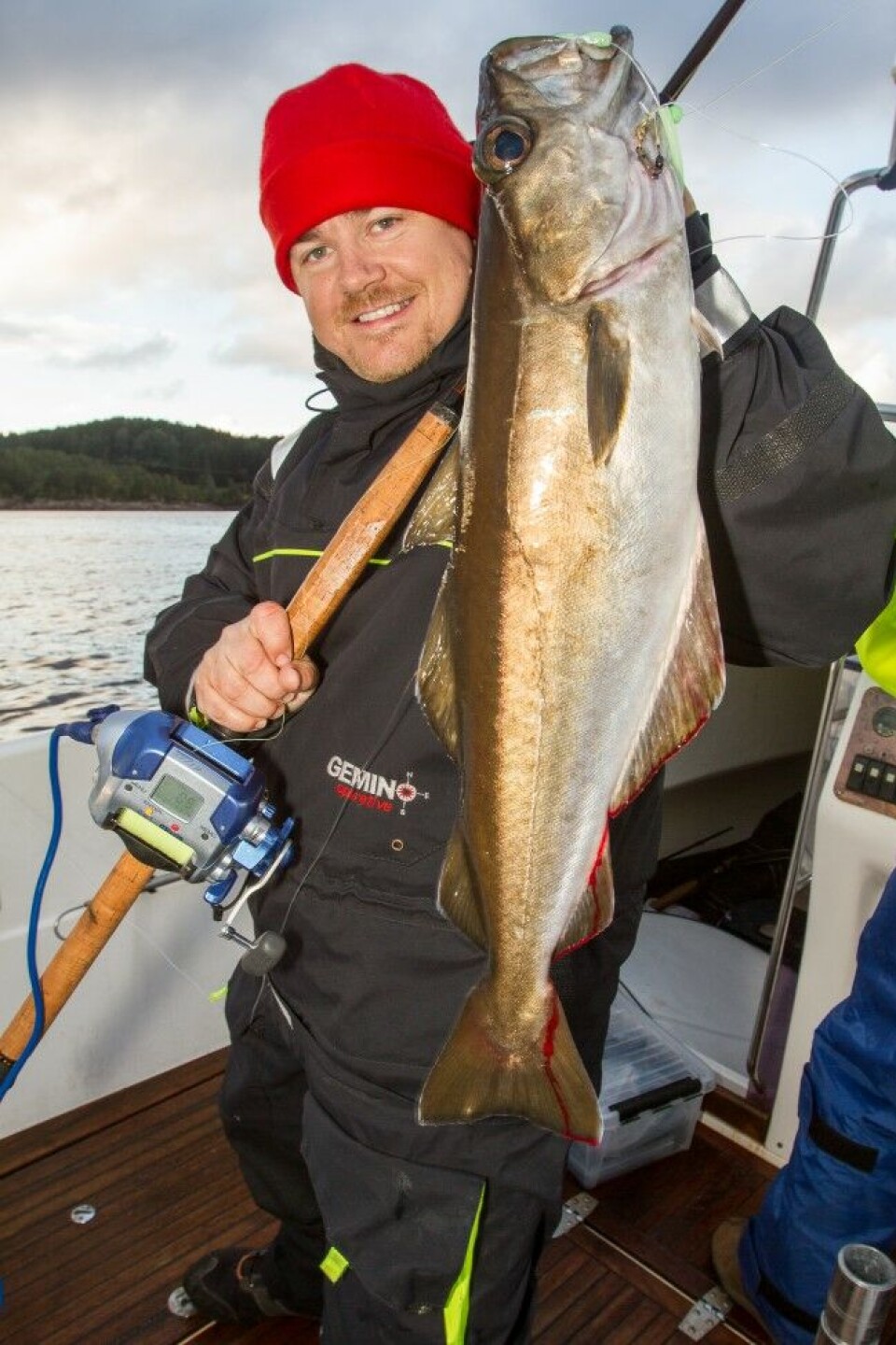 Artikkelforfatteren med en flott lyr fanget på vei opp fra fiske etter uer på 200m dypt vann. Den tok et klassisk selvlysende blekksprut-takkel agnet med en liten makrellbit. Artikkelforfatteren med en flott lyr fanget på vei opp fra fiske etter uer på 200m dypt vann. Den tok et klassisk selvlysende blekksprut-takkel agnet med en liten makrellbit.