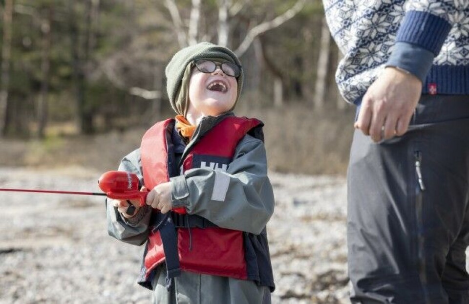 Mikkel (4) er strålende fornøyd med å fiske. Her i uformell samtale med foreningsleder Runar Dalen. Mikkel (4) er strålende fornøyd med å fiske. Her i uformell samtale med foreningsleder Runar Dalen.