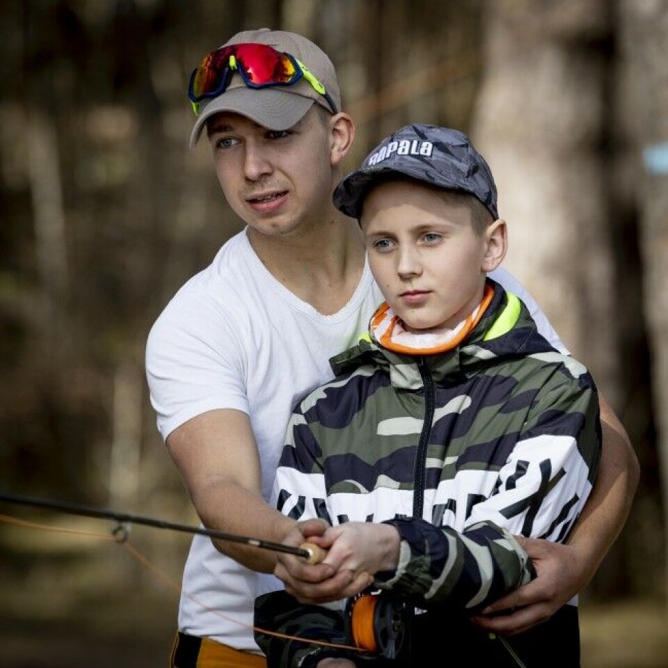 Lukas Linge (12) drømmer om å få fisk på flue – og særlig laks! Her lærer han fluekasting av Sandefjord JFFs Ulrik Glenne (19). Lukas Linge (12) drømmer om å få fisk på flue – og særlig laks! Her lærer han fluekasting av Sandefjord JFFs Ulrik Glenne (19).