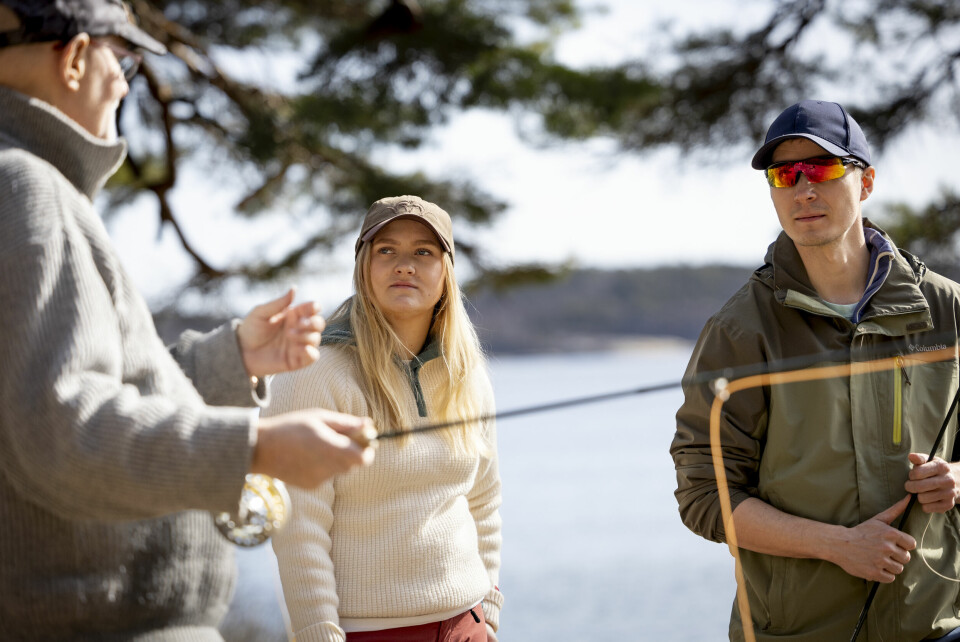 Vidar Numme (t.v.) blir kalt av foreningens «fiskeguru». Han bruker mye av sin tid til å lære bort det han kan til nye sportsfiskere. Her er Mille Lilja Eilertsen (i midten) og Ulrik Glenne.