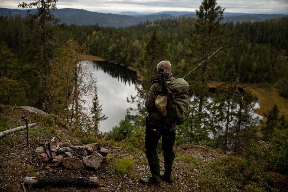 Oslomarka er Trygve Poppes paradis. Her hadde han sine første netter som “uteligger”. Med kompisene tjuvfisket han, bygde flåte og gapahuk. Oslomarka er Trygve Poppes paradis. Her hadde han sine første netter som “uteligger”. Med kompisene tjuvfisket han, bygde flåte og gapahuk.