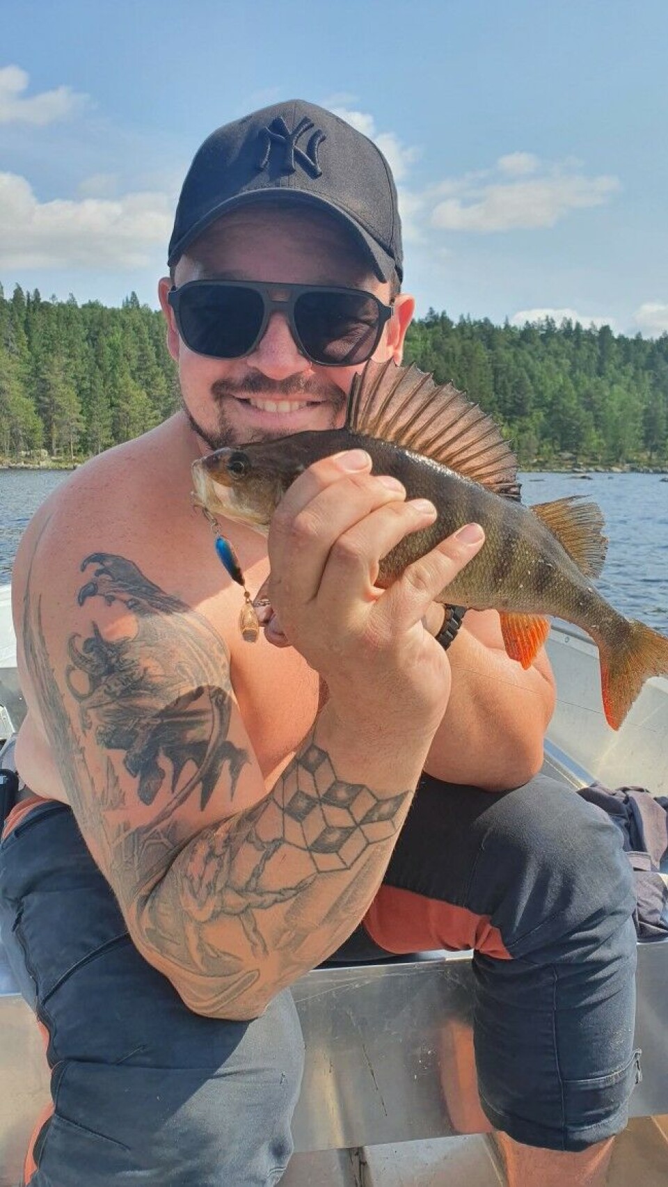 Pappa Lars Jørgen Storsveen med sommerens største abbor, fanget i Gutulisjøen. Pappa Lars Jørgen Storsveen med sommerens største abbor, fanget i Gutulisjøen.