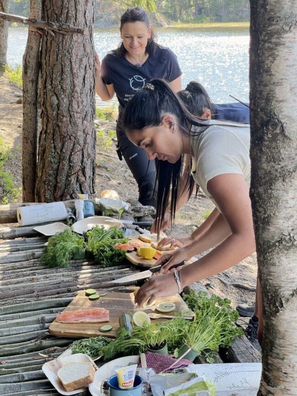 – Jeg ble så overrasket over at matlaging ute kan være så enkelt og så godt. Istedenfor å ha med seg grillmat, kan man ha med seg primus og lage mat der og da, sier Wanda Mashadi etter å ha filetert sine første ørret med hjelp fra Anine Gutubakken Byles fra NJFF. – Jeg ble så overrasket over at matlaging ute kan være så enkelt og så godt. Istedenfor å ha med seg grillmat, kan man ha med seg primus og lage mat der og da, sier Wanda Mashadi etter å ha filetert sine første ørret med hjelp fra Anine Gutubakken Byles fra NJFF.