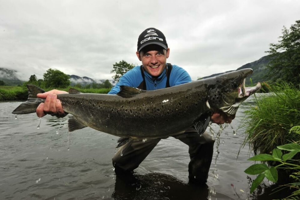 – Spinneren er fin å ha i bakhånd! jubler Flemming Lote som setter ny pers og presenterer en 6,2 kg tung hannfisk for Jakt & Fiske. – Spinneren er fin å ha i bakhånd! jubler Flemming Lote som setter ny pers og presenterer en 6,2 kg tung hannfisk for Jakt & Fiske.