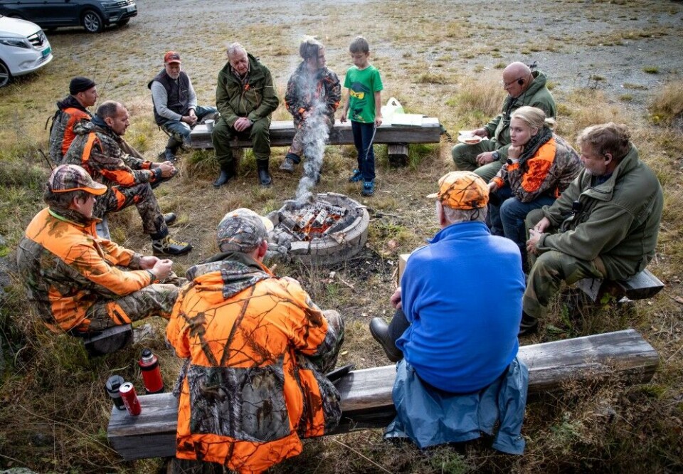 Jaktlaget på Nordre Mangen har hovedbase på den gamle finneplassen Sinkerud. Jaktleder er Morten Kasper Brubak (med svart lue helt til venstre), mens grunneier er Pelle Skedsmo (i midten bak). Laget har normalt et titalls medlemmer, men slår seg av og til sammen med nabolaget. Jaktlaget på Nordre Mangen har hovedbase på den gamle finneplassen Sinkerud. Jaktleder er Morten Kasper Brubak (med svart lue helt til venstre), mens grunneier er Pelle Skedsmo (i midten bak). Laget har normalt et titalls medlemmer, men slår seg av og til sammen med nabolaget.