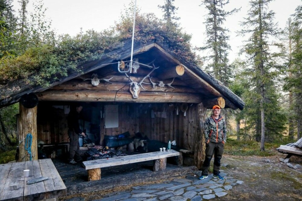 Herbrand Skriudalen bor og jakter i Nore i Numedal. Her deltar han på to lag. Det ene terrenget er 45 000 mål stort. Standarden på «gapahuken» er det ikke noe å si på …