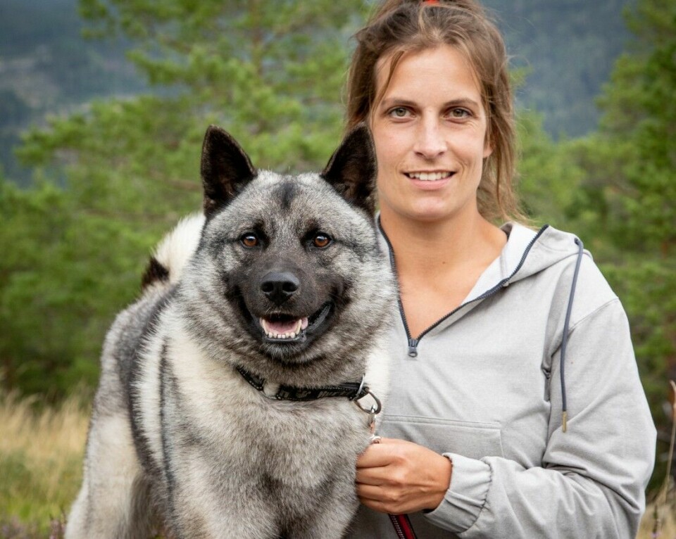 Anita Skedsmo med verdens beste Kompis, som 18. august ble kåret til Årets jakthund.