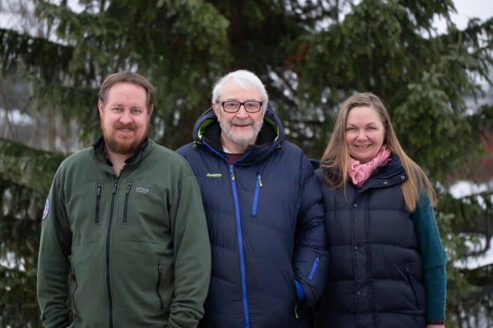 Etter halvannet års arbeid med NJFFs nye bok om jakthunddressur, er forfattertrioen Roar Lundby, Hans Ole Solberg og Liv Anine Imset spente på mottakelsen. Etter halvannet års arbeid med NJFFs nye bok om jakthunddressur, er forfattertrioen Roar Lundby, Hans Ole Solberg og Liv Anine Imset spente på mottakelsen.
