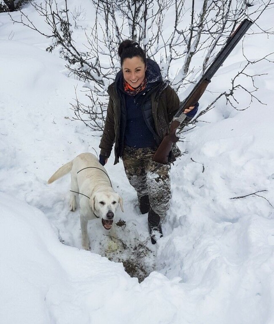 Å stå for berg, altså markere at hunden befinner seg i hiet ved å lose utenfor, er en viktig egenskap hos revestøvere.