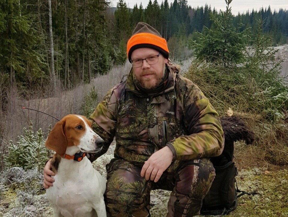 Raymond Bråten fra Trøgstad i Østfold vil gjøre sitt for å bidra til haldenstøverens overlevelse, men innrømmer at det krever en god porsjon idealisme. Her er han sammen med sin fire år gamle tispe NJV-15 NV-15 EUJV-15 Inga. FOTO. PRIVAT Raymond Bråten fra Trøgstad i Østfold vil gjøre sitt for å bidra til haldenstøverens overlevelse, men innrømmer at det krever en god porsjon idealisme. Her er han sammen med sin fire år gamle tispe NJV-15 NV-15 EUJV-15 Inga. FOTO. PRIVAT