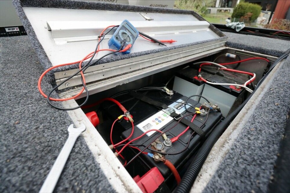 Forsikre deg om at du monterer riktig, bruker godt dimensjonerte kabler og sikrer batteriet forsvarlig i båten. Forsikre deg om at du monterer riktig, bruker godt dimensjonerte kabler og sikrer batteriet forsvarlig i båten.