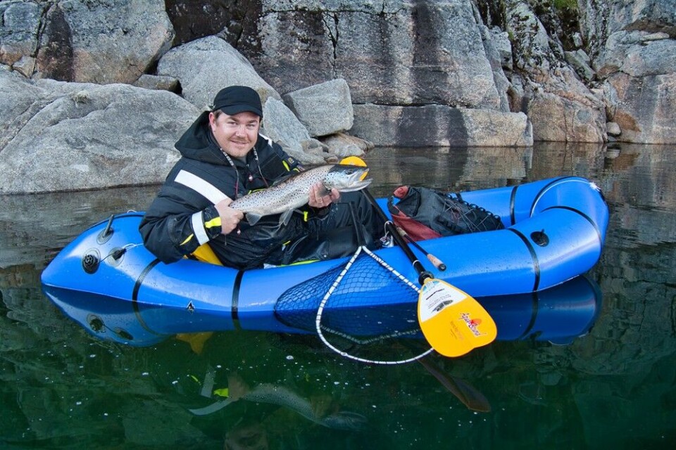 Artikkelforfatteren fikk full klaff på sin første tur med packraft i 2015. De solide og lette gummibåtene er på kort tid blitt svært populære blant sportsfiskere og andre friluftsfolk. Artikkelforfatteren fikk full klaff på sin første tur med packraft i 2015. De solide og lette gummibåtene er på kort tid blitt svært populære blant sportsfiskere og andre friluftsfolk.