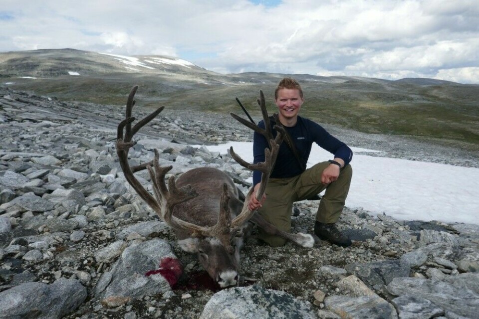Erik Sande Henriksen er masterstudent i naturbasert reiseliv ved Norges miljø- og biovitenskapelige universitet (NMBU). I 2021 leverte han en bacheloroppgave som omhandler villrein og bærekraftig turisme i Dovrefjell – Sunndalsfjella.