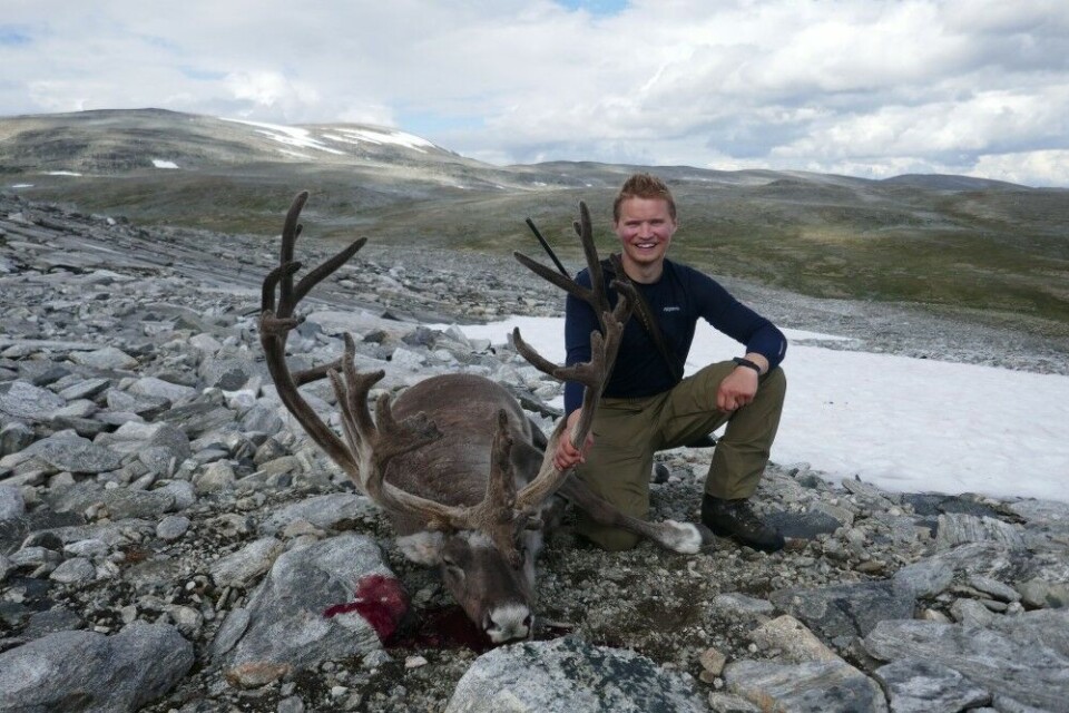 Erik Sande Henriksen er masterstudent i naturbasert reiseliv ved Norges miljø- og biovitenskapelige universitet (NMBU). I 2021 leverte han en bacheloroppgave som omhandler villrein og bærekraftig turisme i Dovrefjell – Sunndalsfjella. Erik Sande Henriksen er masterstudent i naturbasert reiseliv ved Norges miljø- og biovitenskapelige universitet (NMBU). I 2021 leverte han en bacheloroppgave som omhandler villrein og bærekraftig turisme i Dovrefjell – Sunndalsfjella.