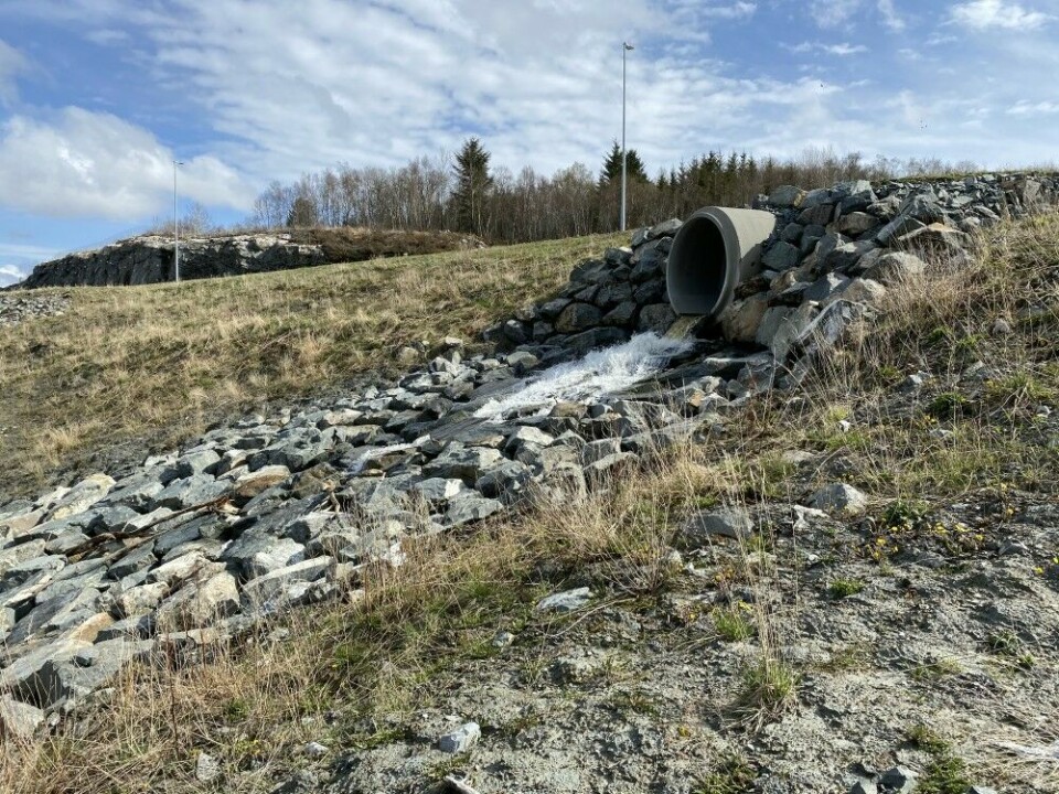 Veianlegg ferdig 2019 stopper vandringer for fisk like ved munning til sjøen. Bit for bit-veiutbygginger siden 1969 har gjort at flere kilometer bekk er utilgjengelig, og vassdraget tapt for laks og sjøørret. Klakksbekken i Bjugn kommune, Fylkesvei 710.