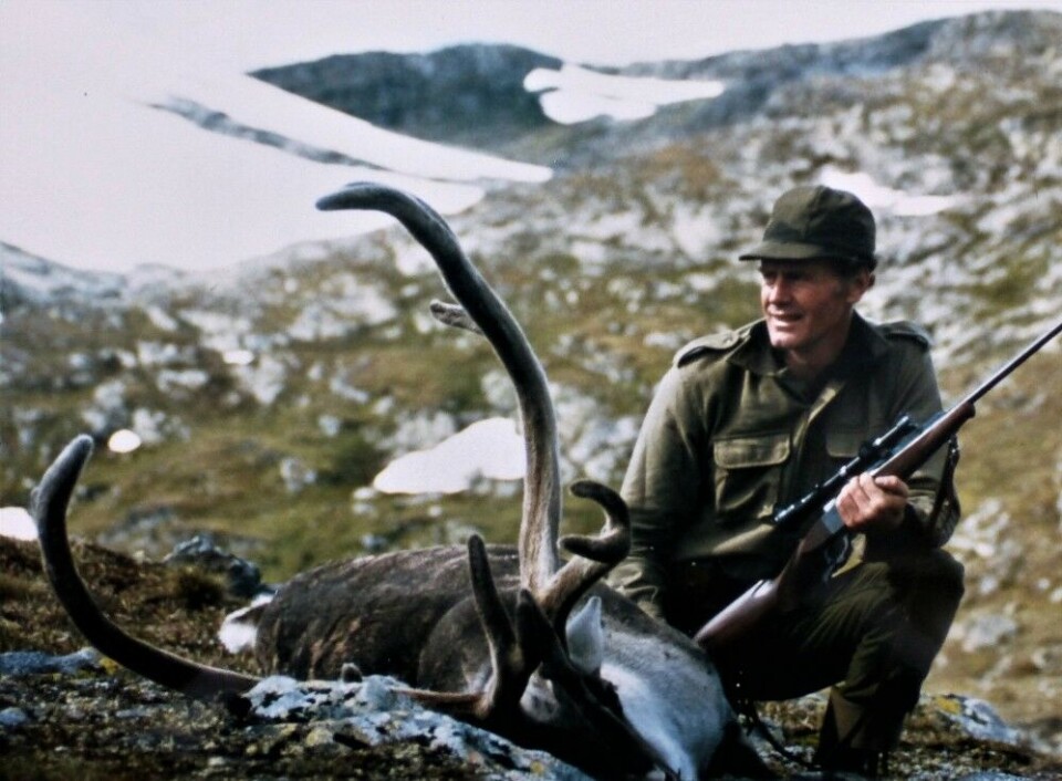 Returbukk, tatt i Skorpetindbotn, Hol, 3. august, 1987 for måling av radioaktivitet etter Tsjernobyl-ulykken. Returbukk, tatt i Skorpetindbotn, Hol, 3. august, 1987 for måling av radioaktivitet etter Tsjernobyl-ulykken.