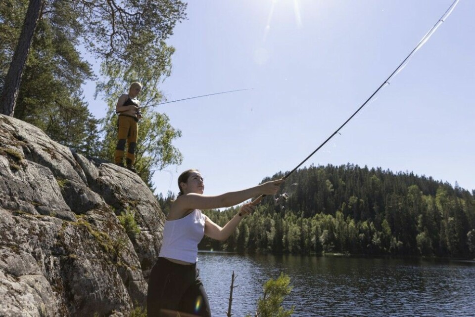 Rælingen JFF spanderte fiskekort i idylliske Ramstadsjøen på Oslo-jentene.
