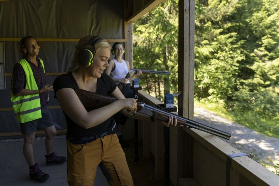 Emilie Jakobsen begynner å få dreisen på hagla. Venninnen Helene Karlsen (bak t.h.) og instruktør Therese Nordling følger med. Emilie Jakobsen begynner å få dreisen på hagla. Venninnen Helene Karlsen (bak t.h.) og instruktør Therese Nordling følger med.