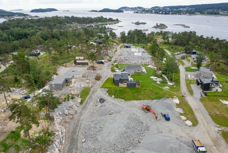 Etter lang dragkamp, der fylkesmannen (nå statsforvalteren) fremmet innsigelse, ble utbyggingen på Bjørkøya redusert fra ca. 150 til 80–90 nye hytter. I bakgrunnen ser vi Langesund.
