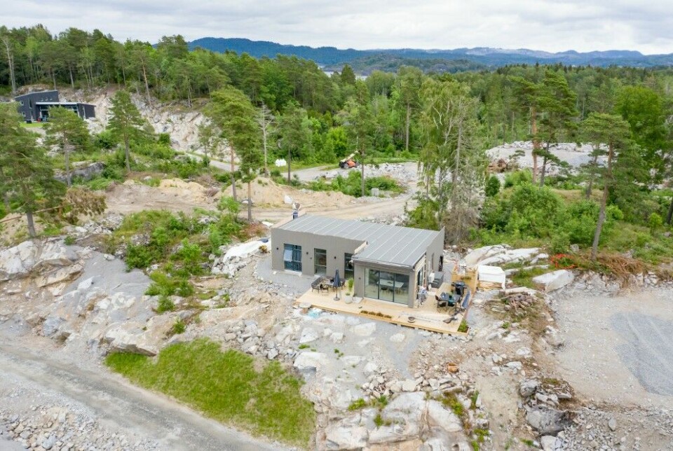 Ifølge reguleringsplanen for Bjørkøya, heter det bl.a. at «Ny bebyggelse skal plasseres skånsomt i terrenget med minst mulig sprenging. Opprinnelig terreng skal tas vare på i størst mulig grad.»
