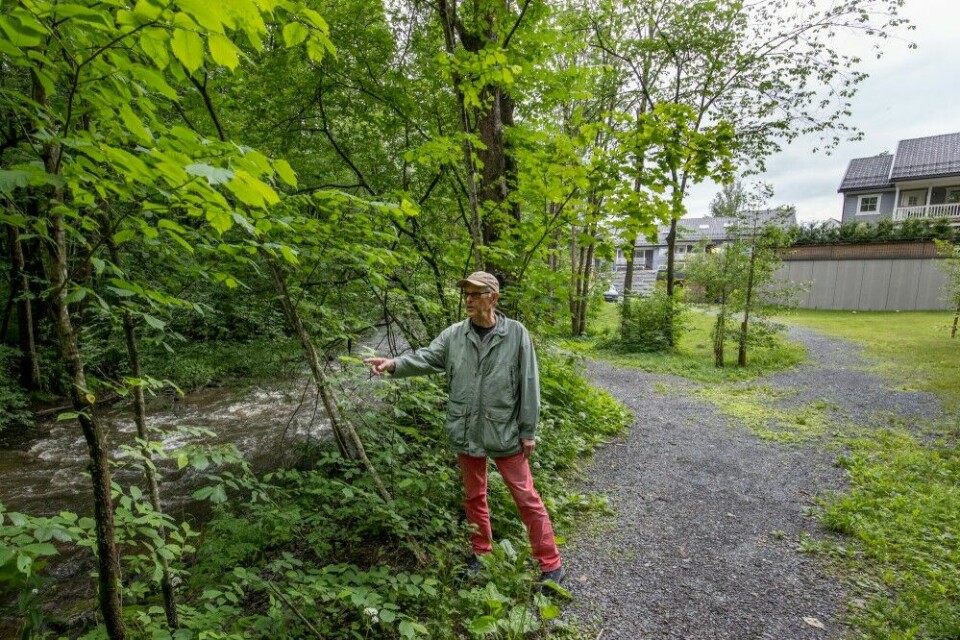 Her ved Øverlandselva kunne det vært en flomslette. sier Bo Wingård i Bærum Elveforum. Som tidligere hydrolog i NVE er han ekspert på vassdrag. Nå konstaterer han at flomsletta – etter utbygging av boliger i 2015 – er omgjort til asfalt og betong.