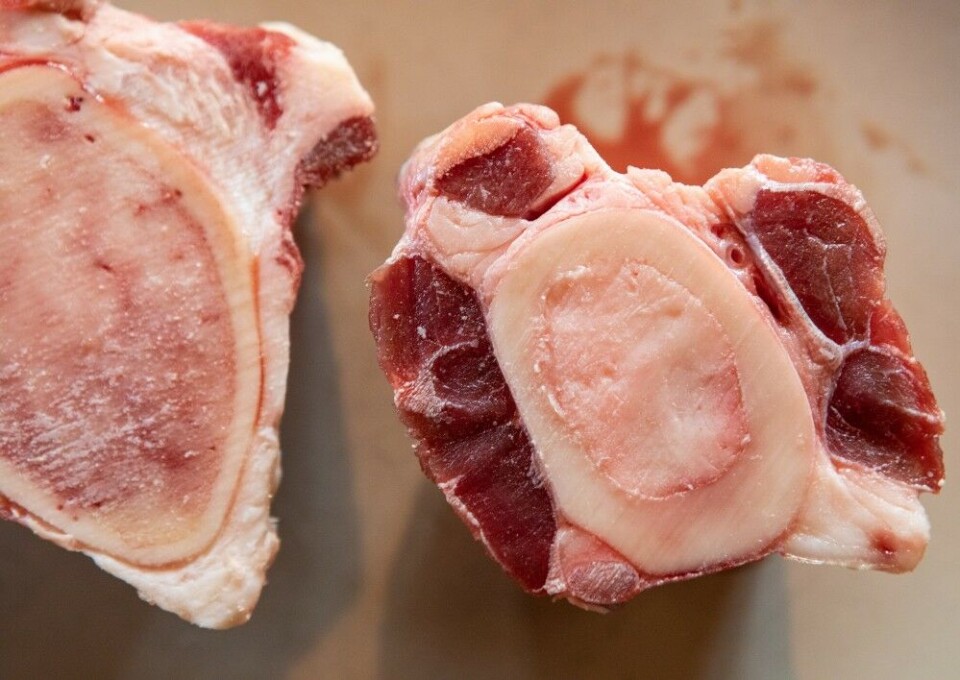Gode kraftbein og margbein er en forutsetning. Beina bør deles i mindre biter. Gode kraftbein og margbein er en forutsetning. Beina bør deles i mindre biter.