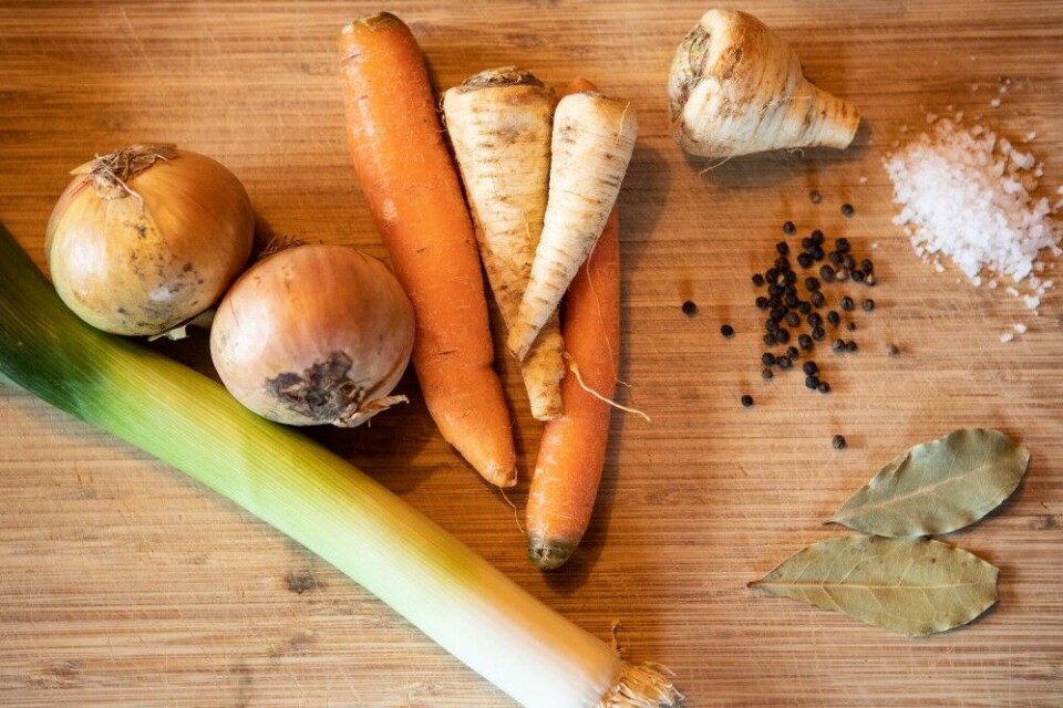 I det franske kjøkken kokes alltid kraft med en grønnsakblanding kalt mirepoix. Koker du kraft i to døgn, holder det å tilsette dette de siste par timene, om du ønsker. I det franske kjøkken kokes alltid kraft med en grønnsakblanding kalt mirepoix. Koker du kraft i to døgn, holder det å tilsette dette de siste par timene, om du ønsker.