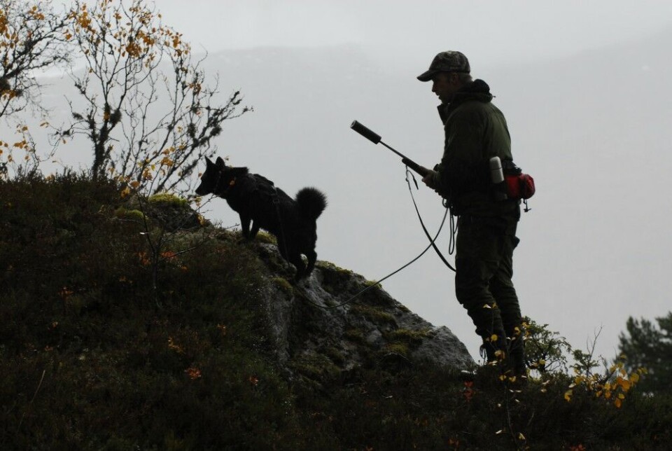 Flere jeger- og fiskerforeninger er bekymret for konsekvensene av arronderingssalget. Både kommuner, aksjeselskap og privatpersoner har sikret seg jaktterreng og fiskevann. Flere jeger- og fiskerforeninger er bekymret for konsekvensene av arronderingssalget. Både kommuner, aksjeselskap og privatpersoner har sikret seg jaktterreng og fiskevann.