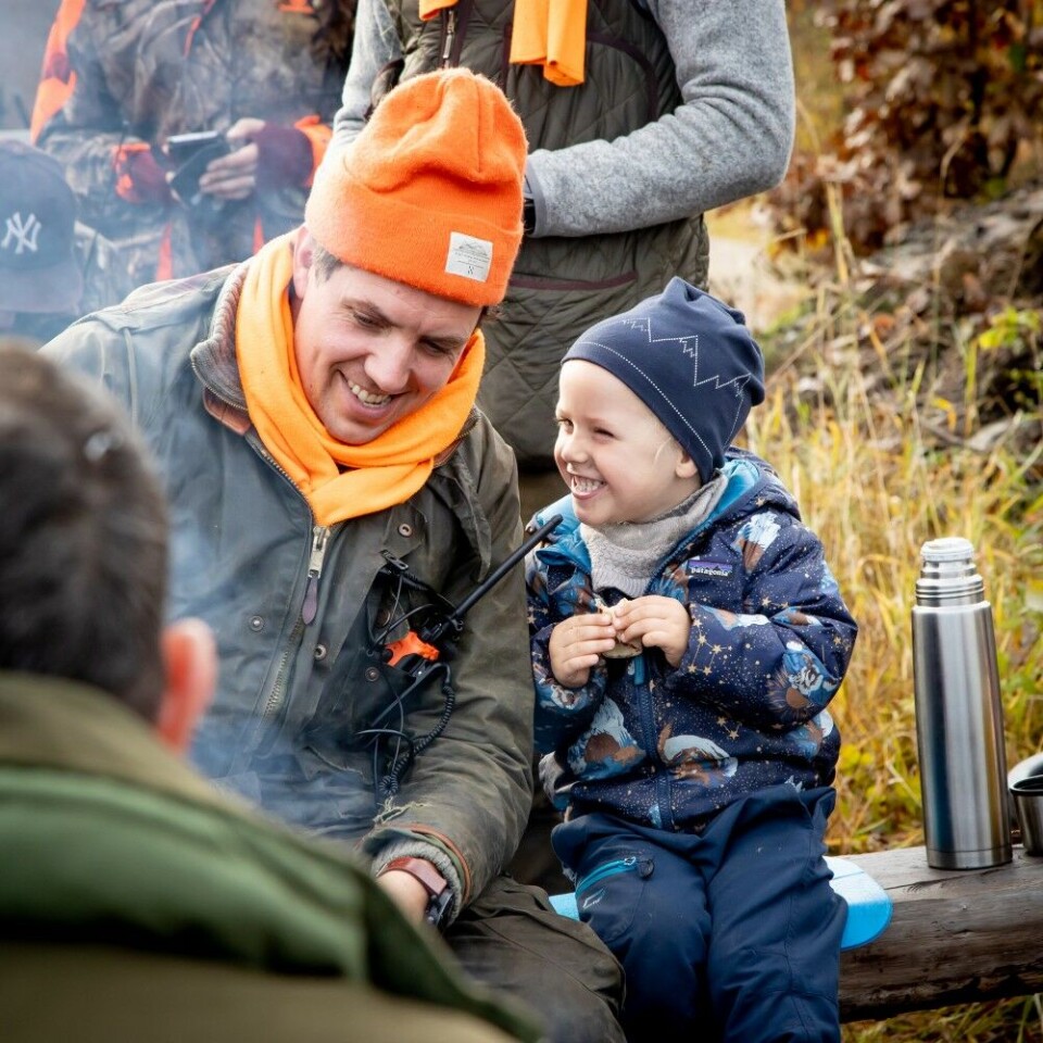 Jaktlaget på Flosta ved Arendal består av flere store og små. Her er Nils-Herman med Christoffer Holthe. Jaktlaget på Flosta ved Arendal består av flere store og små. Her er Nils-Herman med Christoffer Holthe.
