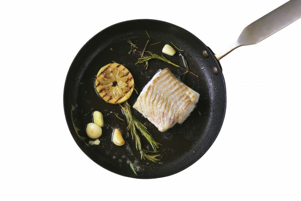 Skrell løken og del den i to, før den kuttes i skiver. Tomatene deles i båter. Squash deles på langs og frøhuset skrapes ut med en skje, før den deles i skiver. Paprikaen deles i to og frøene skrapes ut, sammen med hvite skillevegger. Deles deretter i strimler. Hvitløken skrelles og feddene deles i to-tre stykker. Varm deretter opp oljen til den starter å ryke. Tilsett alle grønnsakene og rør rundt, slik at de får rask varme, uten å brune. Tilsett tomatpuré. Hell så over de hermetiske tomatene og gi et oppkok. Legg på lokk og la blandingen putre på svak varme, i ca. 15 minutter. Etter 10 minutter tilsettes hakket basilikum og rosmarin. Grønnsaksblandingen justeres med salt og pepper, eventuelt en aning sukker. Ønsker du poteter, kan disse tilsettes i tynne skiver sammen med grønnsakene. Det gjelder også sorte oliven, i ønskelig mengde før servering. Skrell løken og del den i to, før den kuttes i skiver. Tomatene deles i båter. Squash deles på langs og frøhuset skrapes ut med en skje, før den deles i skiver. Paprikaen deles i to og frøene skrapes ut, sammen med hvite skillevegger. Deles deretter i strimler. Hvitløken skrelles og feddene deles i to-tre stykker. Varm deretter opp oljen til den starter å ryke. Tilsett alle grønnsakene og rør rundt, slik at de får rask varme, uten å brune. Tilsett tomatpuré. Hell så over de hermetiske tomatene og gi et oppkok. Legg på lokk og la blandingen putre på svak varme, i ca. 15 minutter. Etter 10 minutter tilsettes hakket basilikum og rosmarin. Grønnsaksblandingen justeres med salt og pepper, eventuelt en aning sukker. Ønsker du poteter, kan disse tilsettes i tynne skiver sammen med grønnsakene. Det gjelder også sorte oliven, i ønskelig mengde før servering.