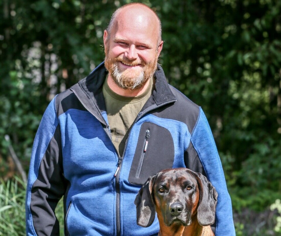 – Med 11 000 godkjente ettersøkshunder, og 1900 med videregående ettersøkskurs, er det ingen unnskyldning å hevde at du ikke finner hund i ditt distrikt. Gå inn på ettersøksregisteret på nkk.no, oppfordrer Rune Borgersen. Her med Bayersk viltsporhund Aslög's Bacchus, «Japp». – Med 11 000 godkjente ettersøkshunder, og 1900 med videregående ettersøkskurs, er det ingen unnskyldning å hevde at du ikke finner hund i ditt distrikt. Gå inn på ettersøksregisteret på nkk.no, oppfordrer Rune Borgersen. Her med Bayersk viltsporhund Aslög's Bacchus, «Japp».