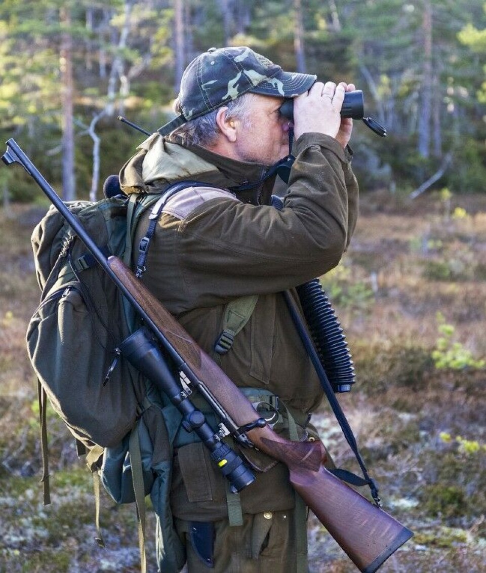 Håndkikkerten er jegerens viktigste verktøy under brølejakt. Håndkikkerten er jegerens viktigste verktøy under brølejakt.