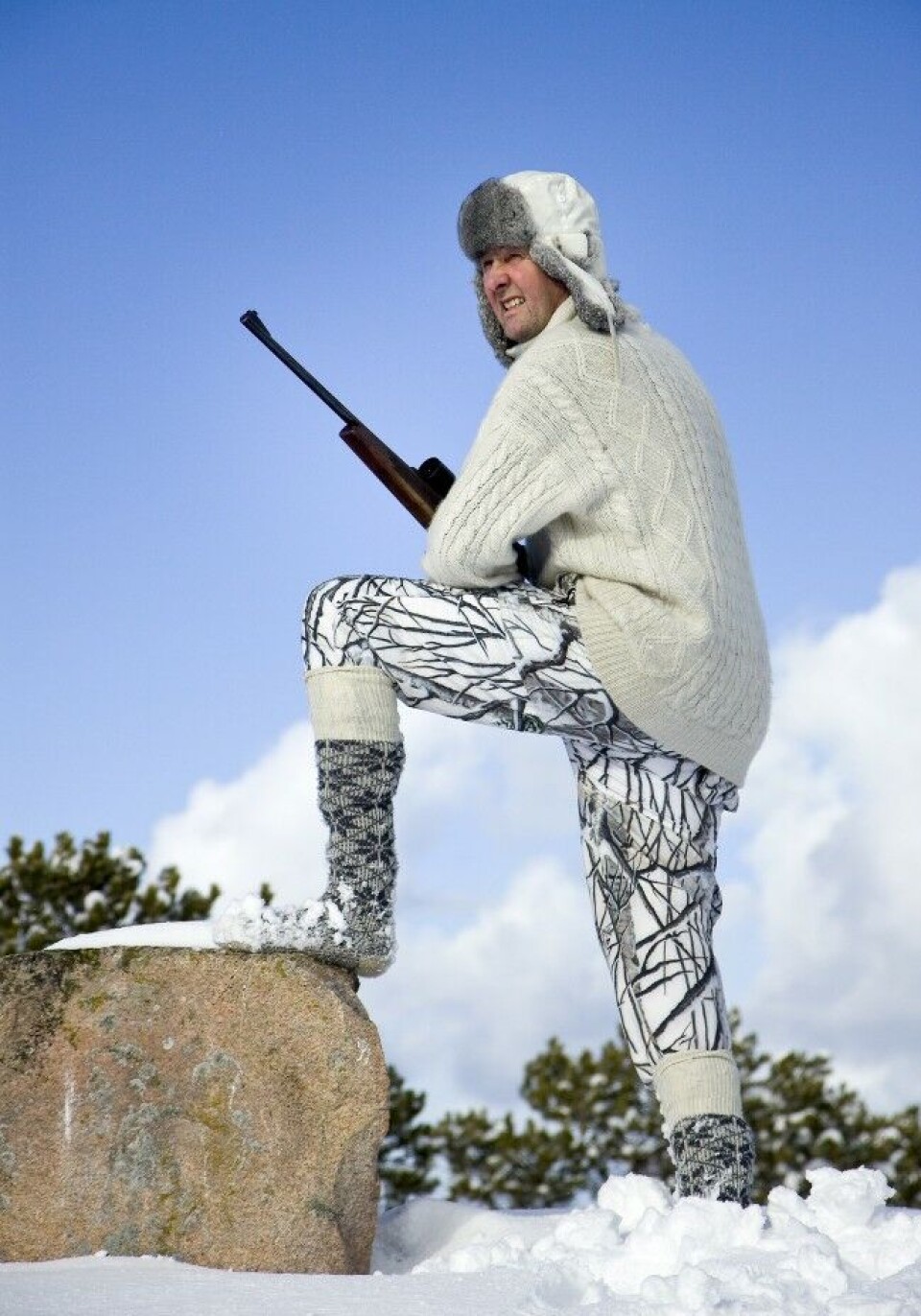 Geir Håvard Ingdal er kledd for snikjakt vinterstid. Ull er det optimale stoffet for lydløs opptreden. Geir Håvard Ingdal er kledd for snikjakt vinterstid. Ull er det optimale stoffet for lydløs opptreden.