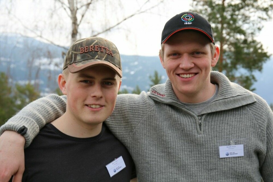 Ungguttene Johan Kvam (t.v.) og Bendik Herje er allerede erfarne gåsejegere. Sammen med sitt jaktlag, skyter de 600–700 gås i sesongen.