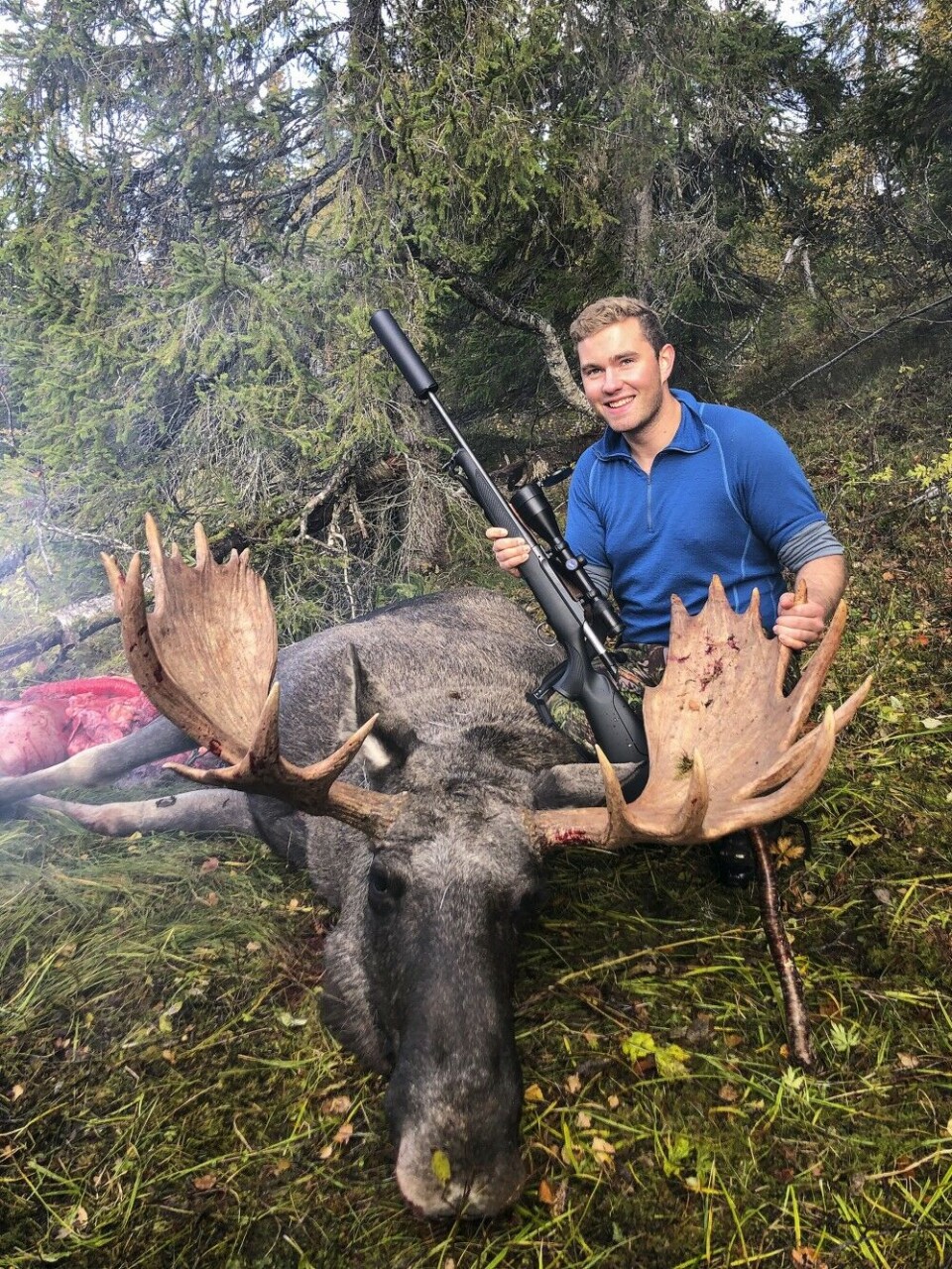 Trøndelag fornekter seg ikke når det gjelder store elgokser. Fjorårets største elgkrone ble lagt i bakken av unggutten Erlend A Ellingsen i Røyrvik. Trøndelag fornekter seg ikke når det gjelder store elgokser. Fjorårets største elgkrone ble lagt i bakken av unggutten Erlend A Ellingsen i Røyrvik.