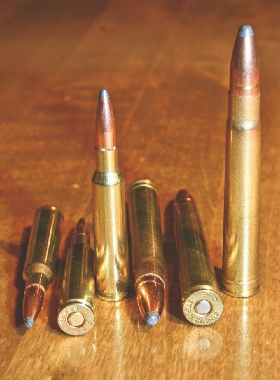 To elgpatroner, 6,5x55 og .375 H&H Magnum. Om noen skulle være i tvil, står magnumen til høyre. To elgpatroner, 6,5x55 og .375 H&H Magnum. Om noen skulle være i tvil, står magnumen til høyre.