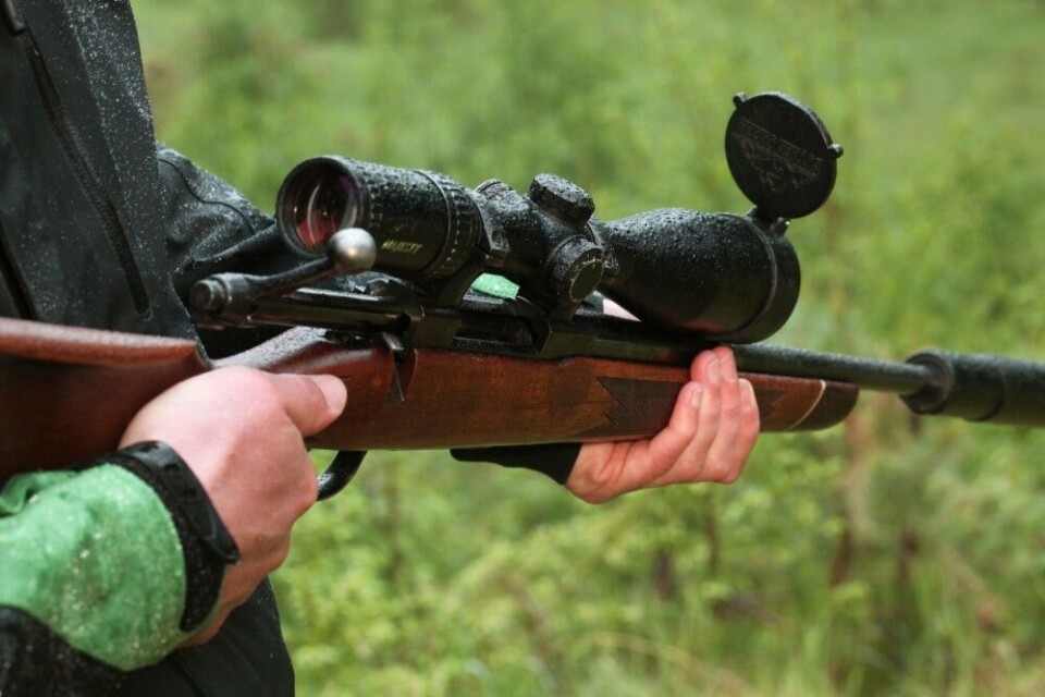 Det viktigste ved all rifleskyting er avtrekket. En godt trent skytter har en hurtig, men likevel jevn og myk fingerbe- vegelse som knapt merkes. Den utrenede og skuddredde rykker av skuddet med «halve» kroppen. Det siste med- fører stor munningsbevegelse i avtrekket og følgelig et dårlig skudd. Avtrekket skal være stødig, kontrollert og bestemt. Det viktigste ved all rifleskyting er avtrekket. En godt trent skytter har en hurtig, men likevel jevn og myk fingerbe- vegelse som knapt merkes. Den utrenede og skuddredde rykker av skuddet med «halve» kroppen. Det siste med- fører stor munningsbevegelse i avtrekket og følgelig et dårlig skudd. Avtrekket skal være stødig, kontrollert og bestemt.