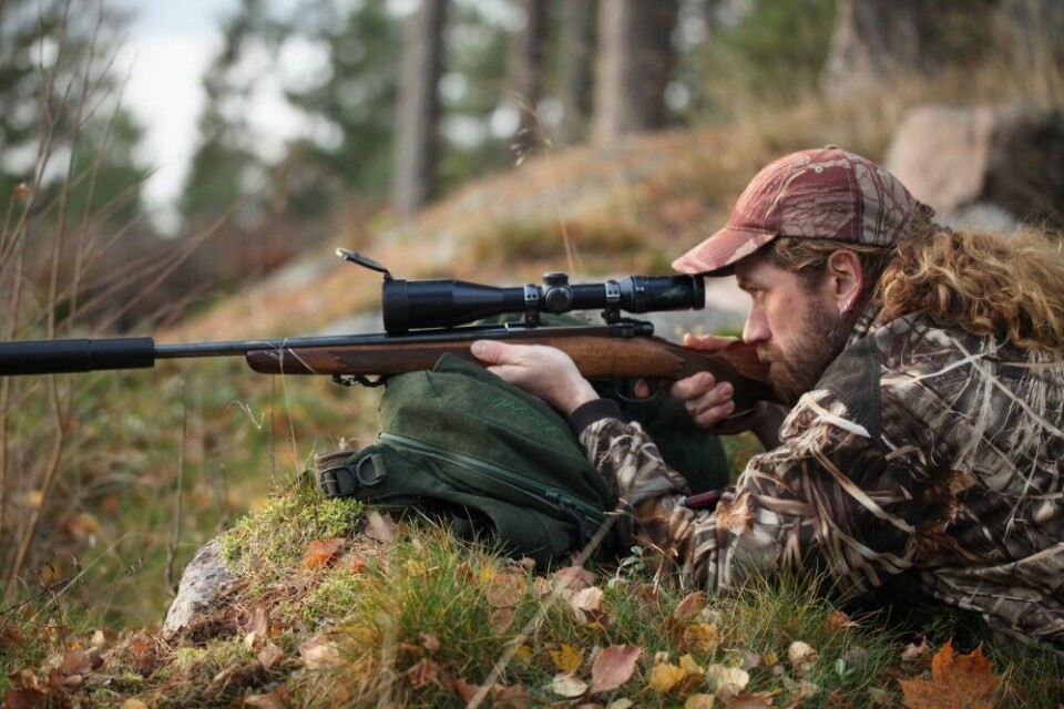 Ved oppskyting til Storviltprøven er det tillatt å bruke reim, men ikke anlegg. På jakt anbefales det at du bruker de hjelpe midler som er tilgjengelige, og et hovedprinsipp under jakt bør være å skyte i den stillingen man holder våpenet mest stødig. Ved oppskyting til Storviltprøven er det tillatt å bruke reim, men ikke anlegg. På jakt anbefales det at du bruker de hjelpe midler som er tilgjengelige, og et hovedprinsipp under jakt bør være å skyte i den stillingen man holder våpenet mest stødig.
