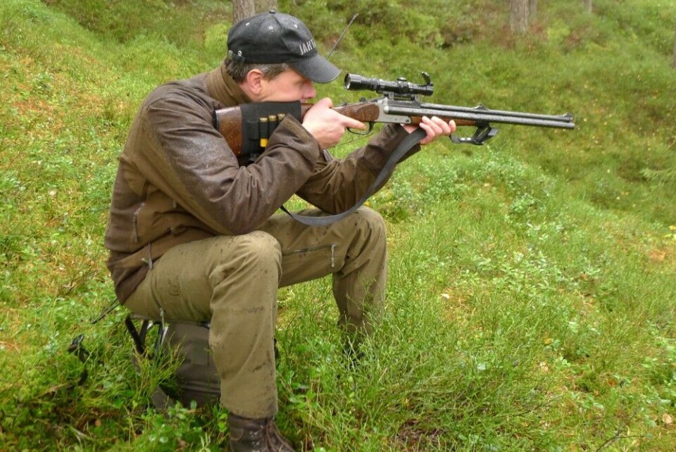 En god sittestilling er en praktisk og grei skytestilling. Du bør sitte på et stødig underlag, for eksempel en stubbe eller en tue som rekker deg omtrent til knærne. Sitt på underlaget og innta en passe bred fotstilling. Venstre albue har støtte på venstre kne, med albuen i omtrent 90 graders vinkel og et godt grep om forskjeftet. En god sittestilling er en praktisk og grei skytestilling. Du bør sitte på et stødig underlag, for eksempel en stubbe eller en tue som rekker deg omtrent til knærne. Sitt på underlaget og innta en passe bred fotstilling. Venstre albue har støtte på venstre kne, med albuen i omtrent 90 graders vinkel og et godt grep om forskjeftet.
