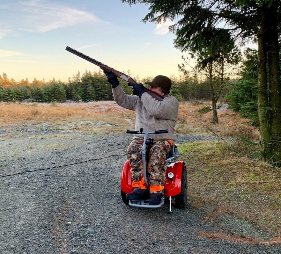 Det ble demonstrasjon av forskjellige terrenggående rullestoler. Her tester Torfinn Petersen en sittende Segway. Det ble demonstrasjon av forskjellige terrenggående rullestoler. Her tester Torfinn Petersen en sittende Segway.