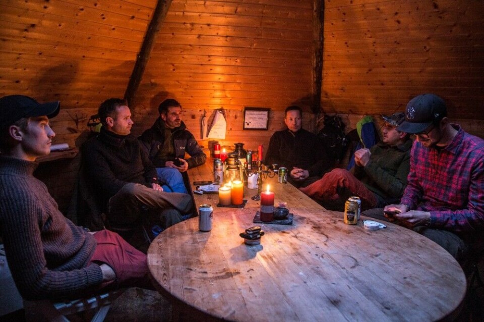 Kveld og tid for planlegging av neste dags drev i en trelavvo sentralt i terrenget. Fra Kveld og tid for planlegging av neste dags drev i en trelavvo sentralt i terrenget. Fra