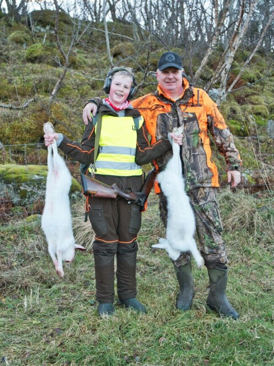 Introjakta 2018 på Dønna åpnet med en doublé for den unge jegeren Ole-Kristian Ottermo Olsen. Her er poserer han stolt sammen med hundefører Harald Inge Mathisen. Introjakta 2018 på Dønna åpnet med en doublé for den unge jegeren Ole-Kristian Ottermo Olsen. Her er poserer han stolt sammen med hundefører Harald Inge Mathisen.