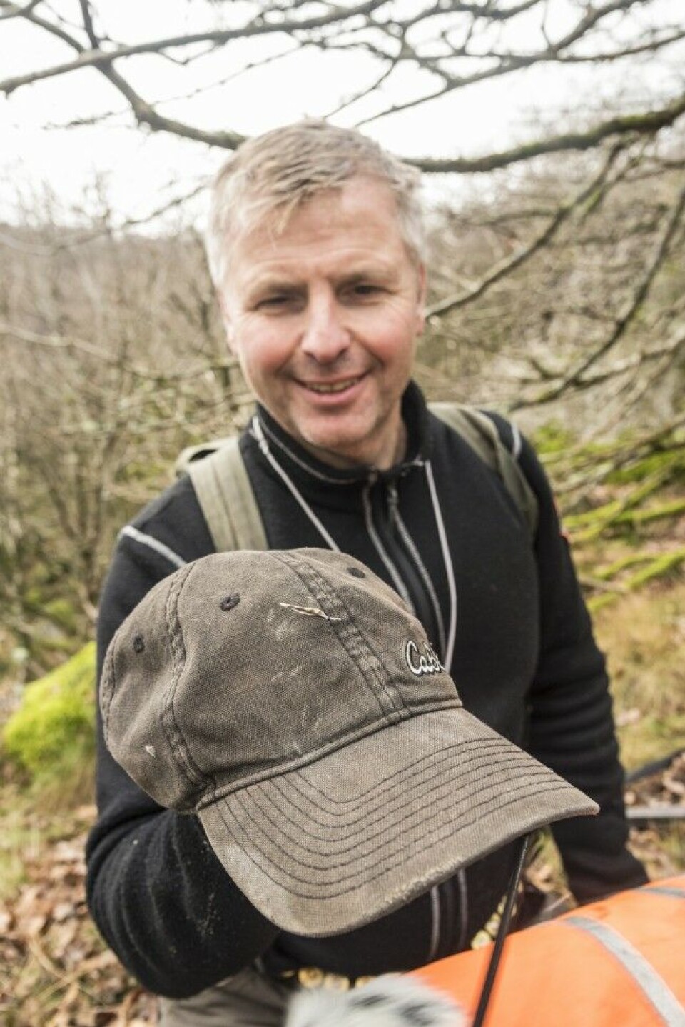 Den ytterste vingefjæra hos rugda er ganske stiv. Av kunstnere er den brukt som pensel, mens jegere gjerne fester den som trofé i hatten eller på jakka. Den ytterste vingefjæra hos rugda er ganske stiv. Av kunstnere er den brukt som pensel, mens jegere gjerne fester den som trofé i hatten eller på jakka.