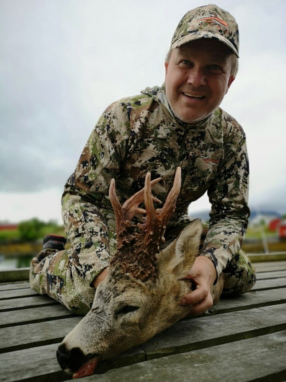 Frits Stephansen skjøt drømmebukken på Vega i august. Den går inn på 10. plass på adelskalenderen for største rådyrgevir felt i Norge. Frits Stephansen skjøt drømmebukken på Vega i august. Den går inn på 10. plass på adelskalenderen for største rådyrgevir felt i Norge.