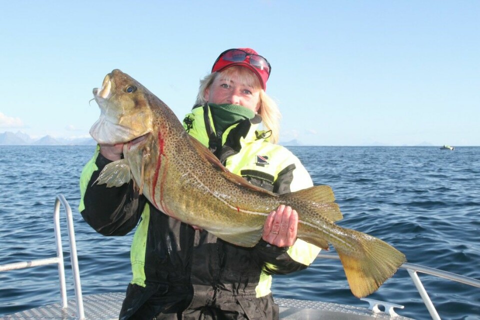 Linda Hølvold, fylkessekretær i Finnmark, har tatt storfisk før. Denne torsken på ni kilo syntes hun var passe.